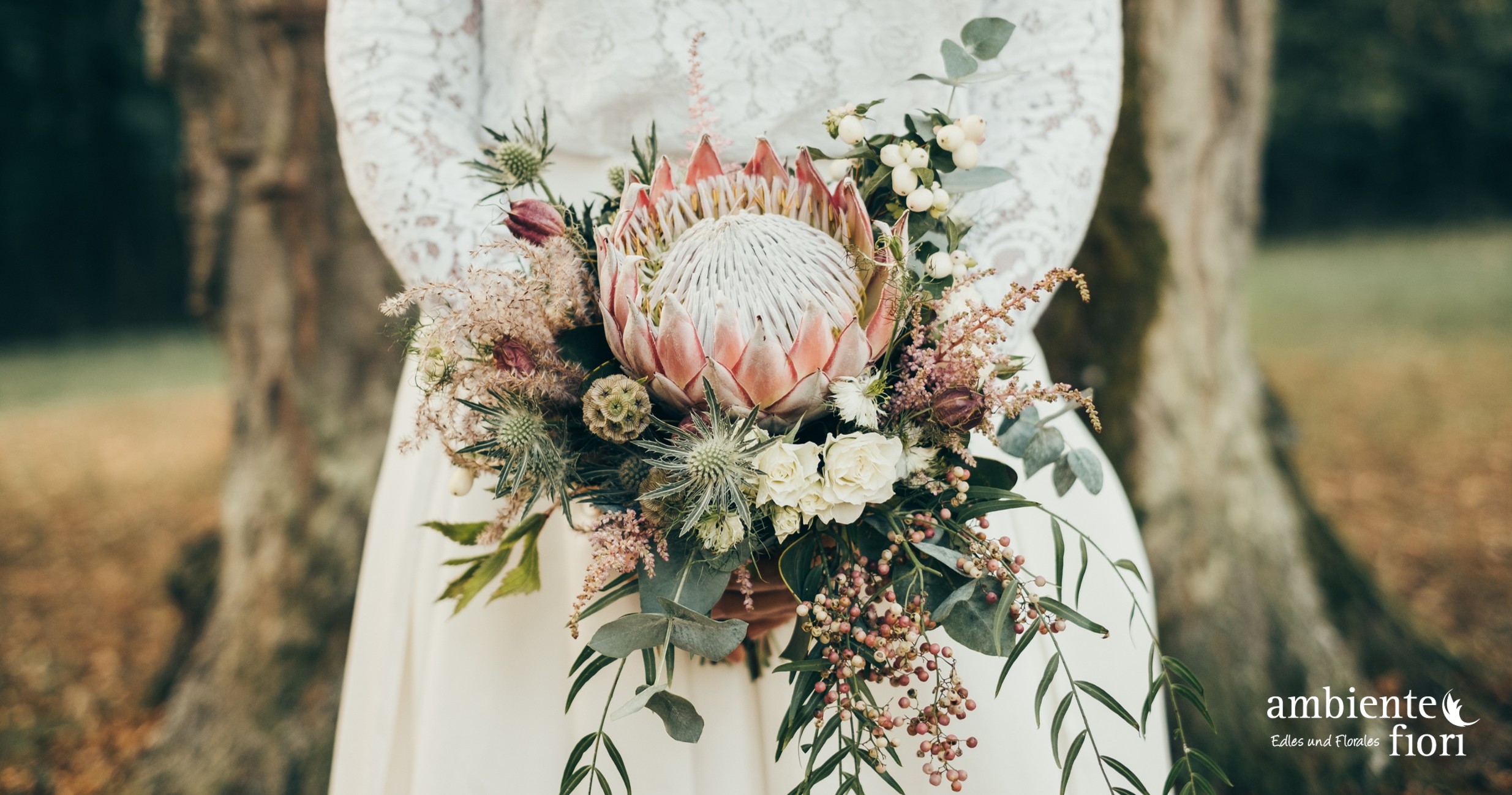 Extravagante Hochzeitsfloristik mit Protea und natürlichen Akzenten – individueller Brautstrauß von Ambiente & Fiori in Ulm