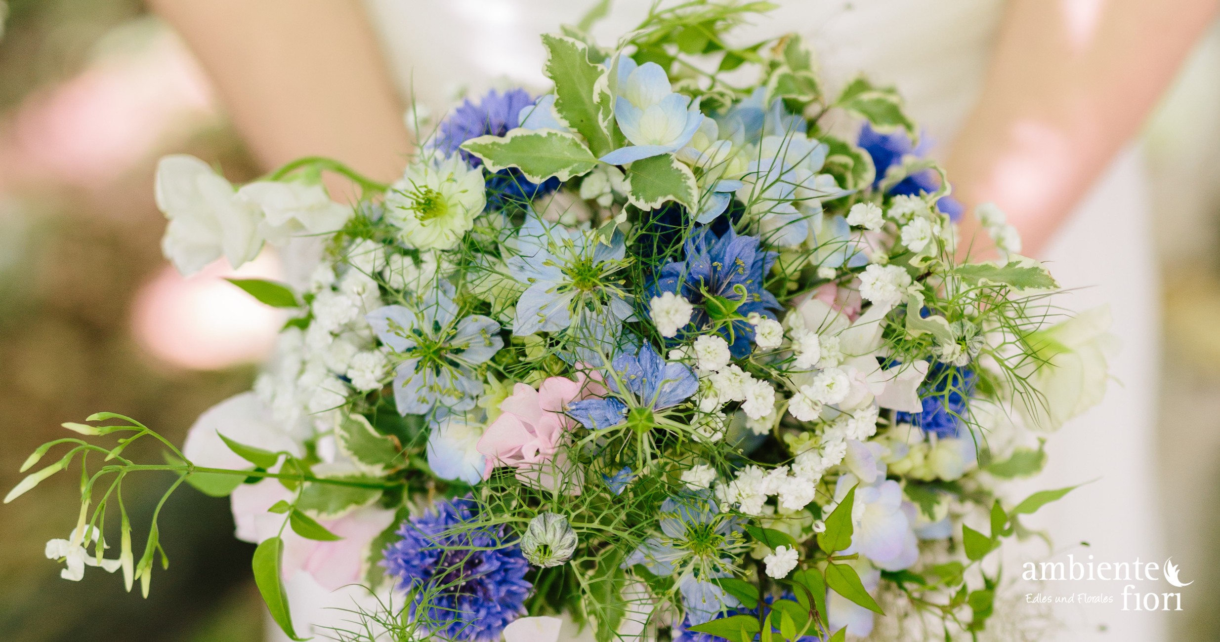 Verspielter Brautstrauß in Blau, Weiß und zartem Rosa – individuelle Hochzeitsfloristik von Ambiente & Fiori in Ulm