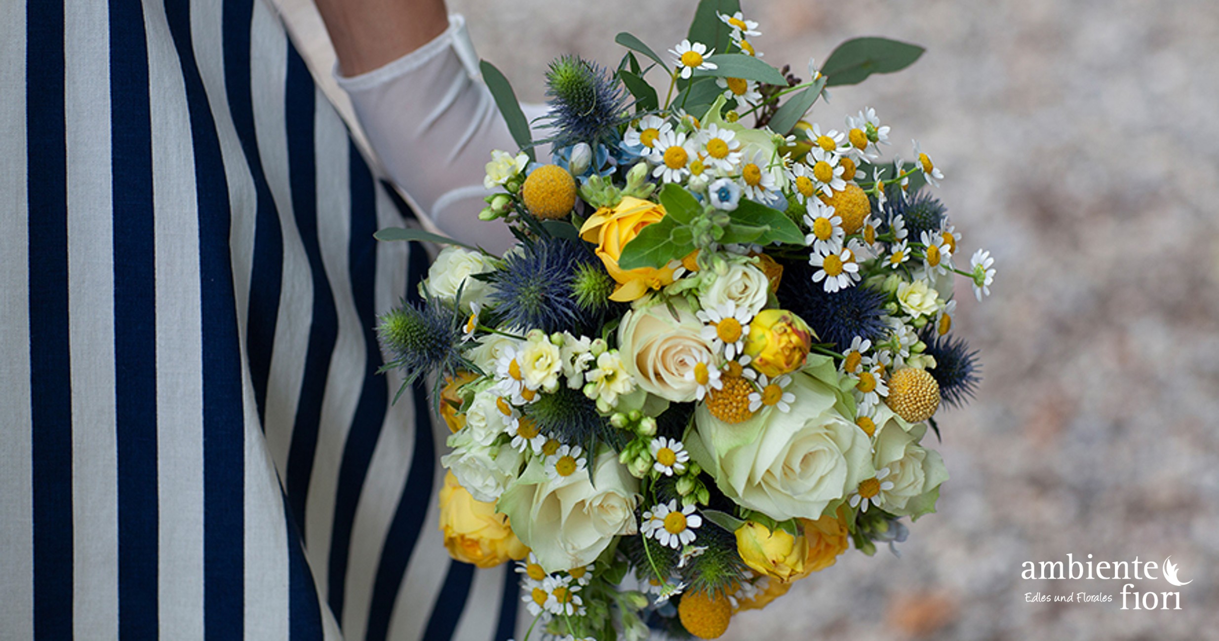 Rockabilly-Brautstrauß mit gelben Rosen, Margeriten und blauen Disteln – individuelle Hochzeitsfloristik von Ambiente & Fiori
