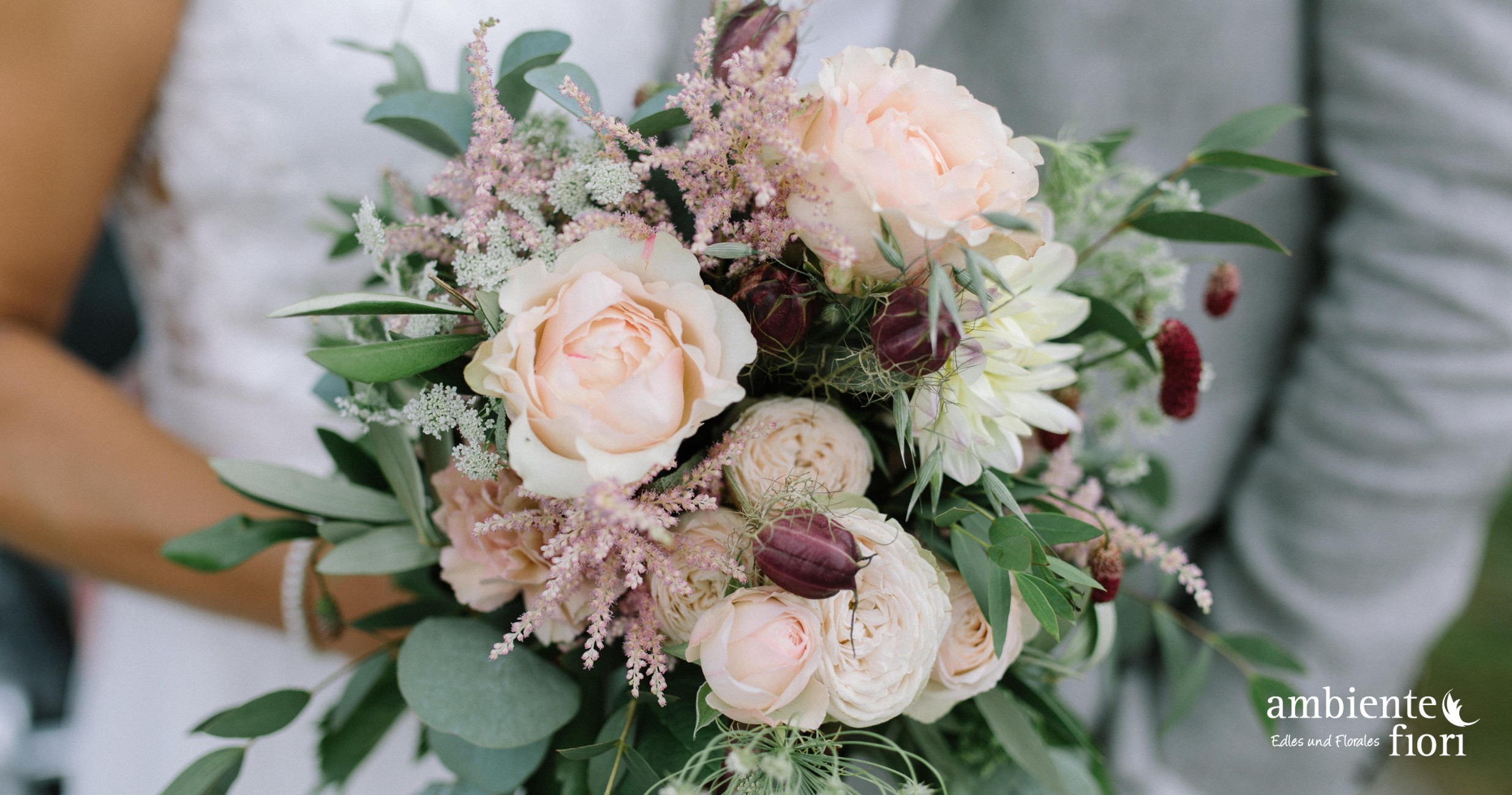 Romantischer Brautstrauß mit Rosen in zarten Rosé- und Cremetönen – stilvolle Hochzeitsfloristik von Ambiente & Fiori in Ulm