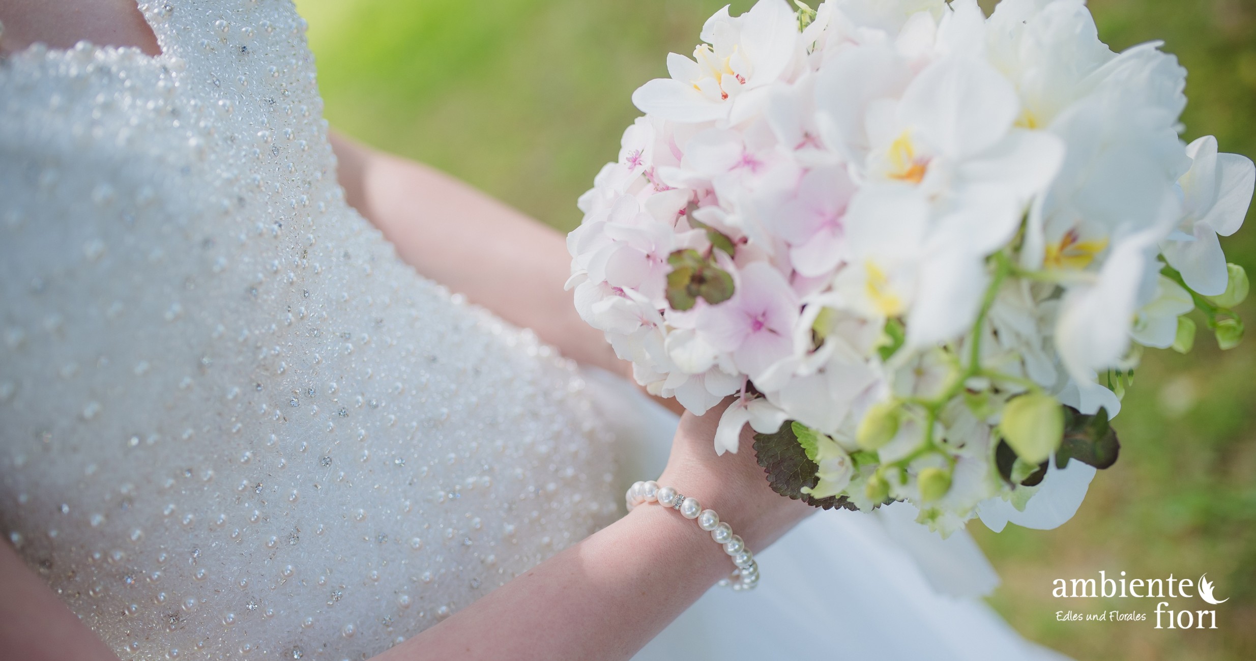 Eleganter Brautstrauß mit weißen Orchideen und zarten Rosétönen – stilvolle Hochzeitsfloristik von Ambiente & Fiori in Ulm