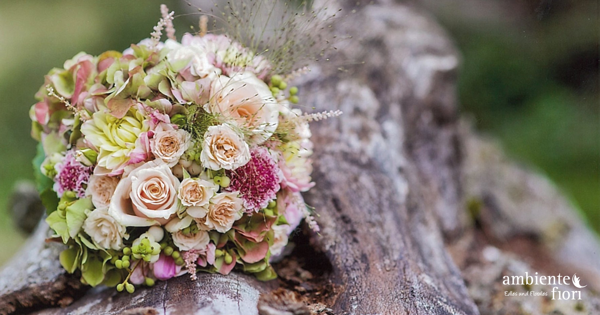 Klassischer Brautstrauß mit Rosen und Hortensien in Rosé, Creme und Grün – elegante Hochzeitsfloristik von Ambiente & Fiori
