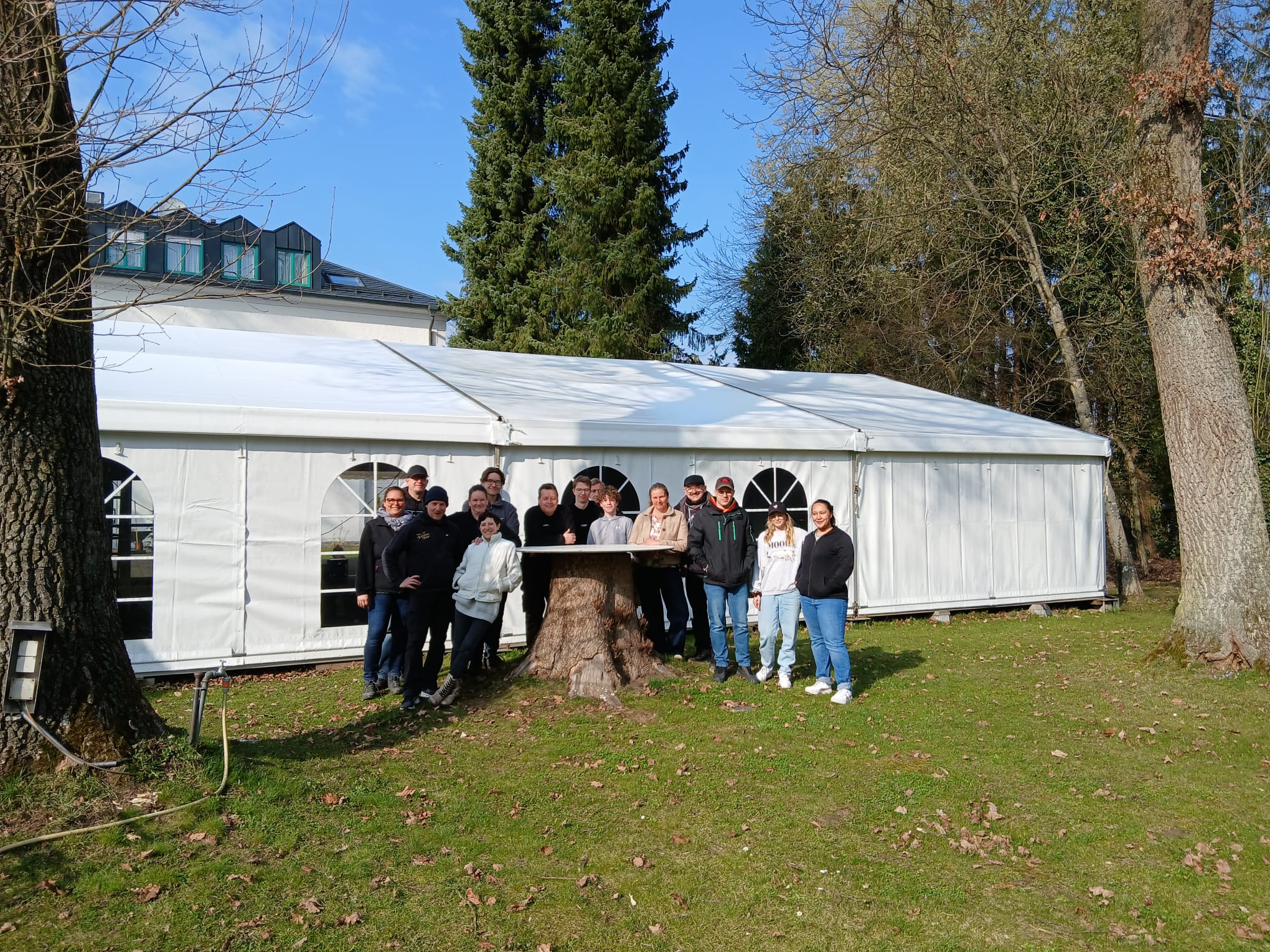 Hotel am Schloss, Zeltaufbauteam